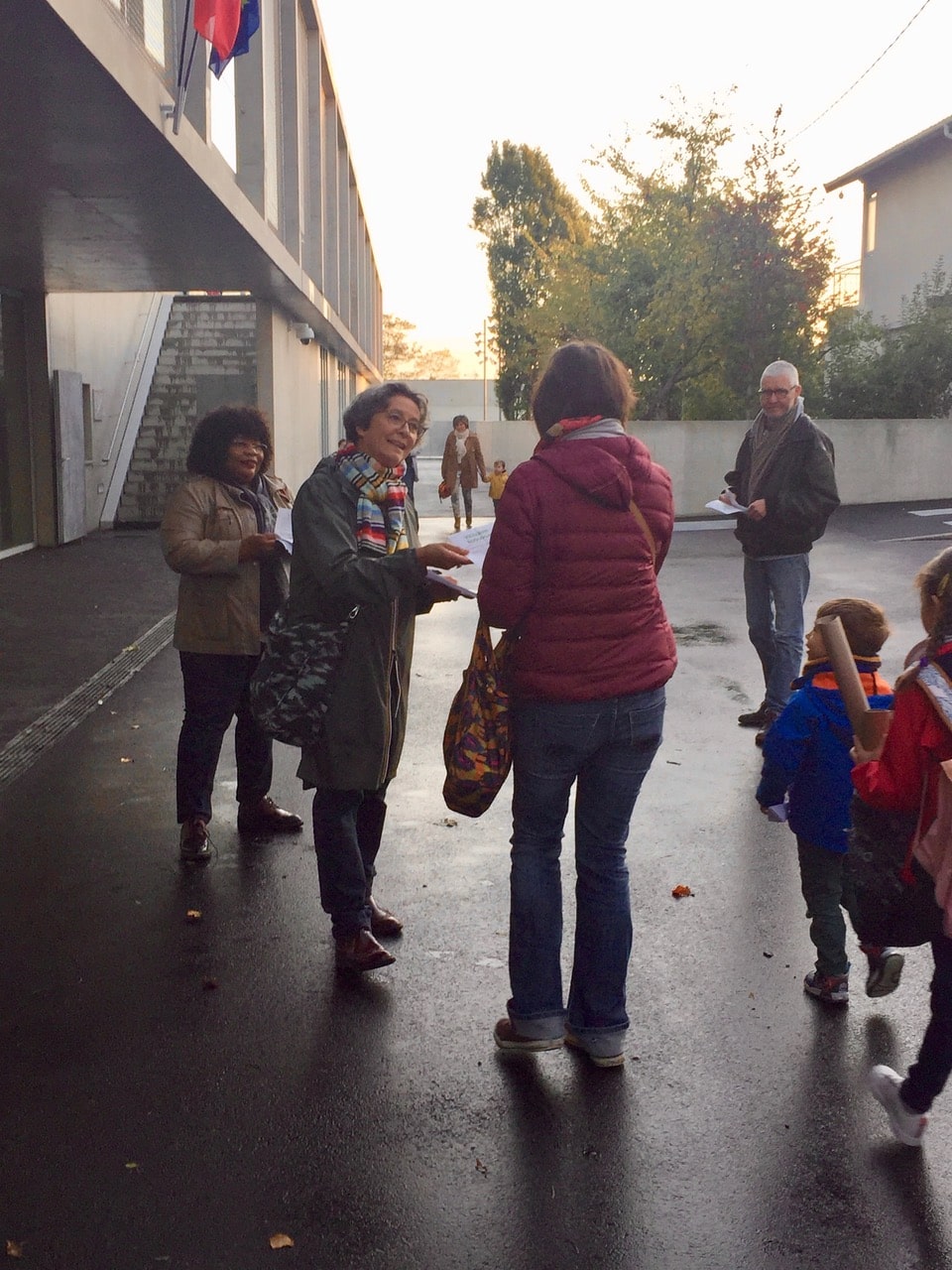 Tractage devant une école à Villejuif